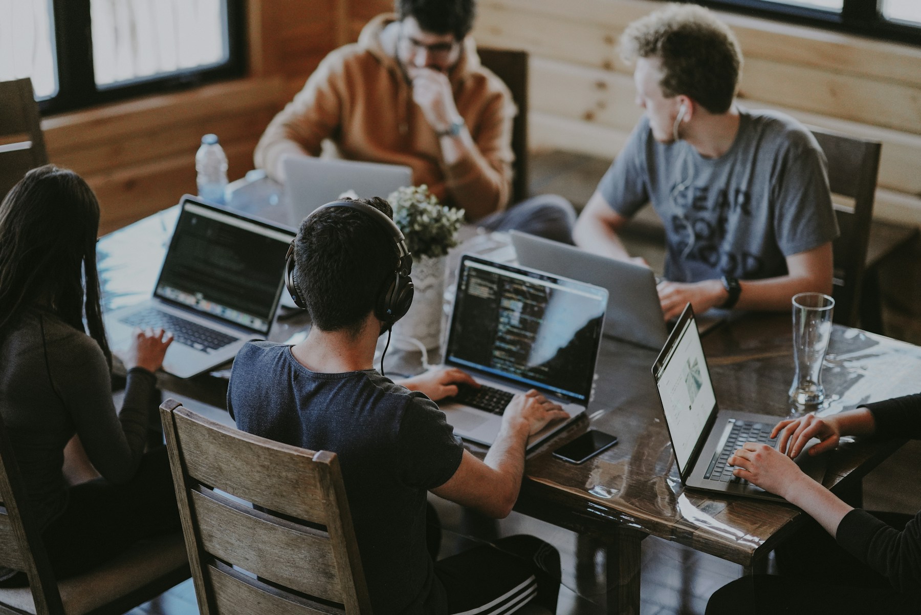 Equipo joven colaborando alrededor de una laptop